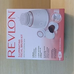 BRAND NEW Revlon Illuminating Facial Brush Kit NWT